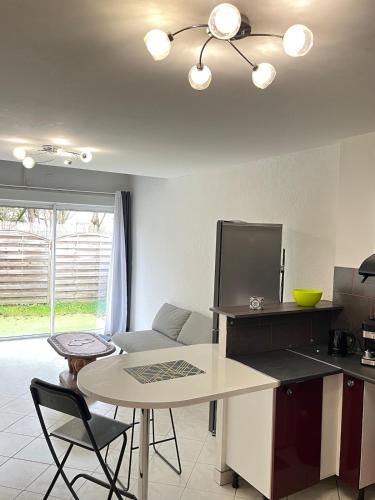 une cuisine avec une table et une salle à manger dans l'établissement Appartement Coeur de Ville avec Terrasse et Parking, à Bergerac