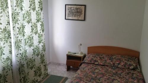 ヴァルナ・シティにあるVilla Rioのベッドルーム1室(ベッド1台、ドレッサー、窓付)