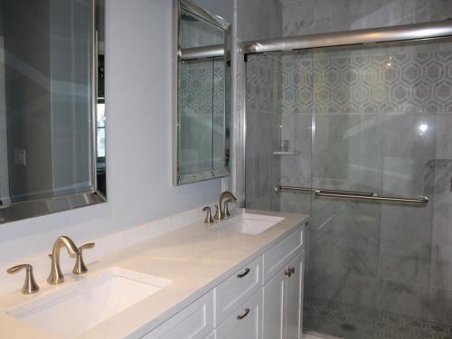 Ένα μπάνιο στο Sunday To Sunday, Elevator, Beach Badges, Roof Top Deck, Wifi, Bay Side 4 Bedroom, 3 Bath Townhouse 14056