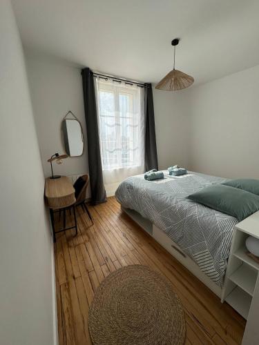 une chambre avec un lit, un miroir et une fenêtre dans l'établissement El Castillo Face au Château et Climatisé, à Surgères