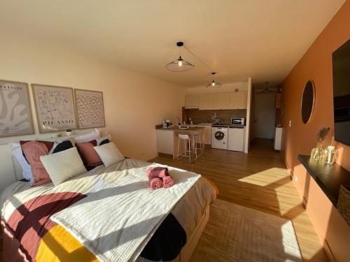 une chambre avec un lit avec un animal en peluche dessus dans l'établissement Studio lumineux au cœur d'Evreux, à Évreux