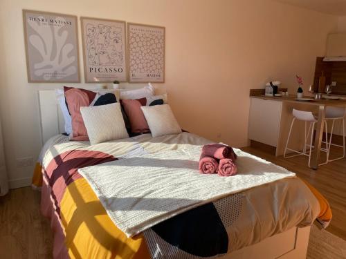 - une chambre avec un lit orné de roses dans l'établissement Studio lumineux au cœur d'Evreux, à Évreux