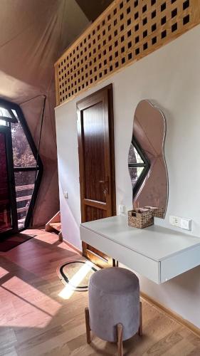 Ein Sitzbereich in der Unterkunft Alachiq Glamphouse