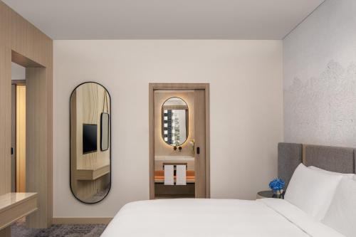 Postel nebo postele na pokoji v ubytování Towers Rotana - Dubai