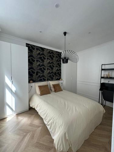 - une chambre blanche avec un grand lit blanc dans l'établissement Spacieux, plein centre refait à neuf, à Vienne