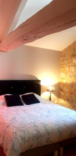 une chambre avec un lit dans une pièce avec un plafond dans l'établissement Le Patio de St Antonin, à Saint-Antonin