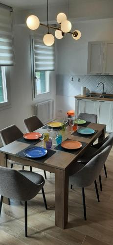 a table in a kitchen with chairs and a tableablish at Canaletto apartment con parcheggio in Dolo