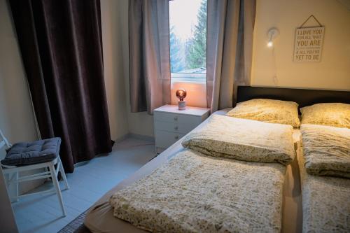 Katil atau katil-katil dalam bilik di Fredfullt hus ved Oksfjordvannet