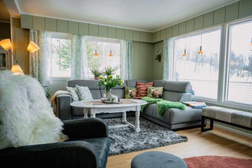Ruang duduk di Fredfullt hus ved Oksfjordvannet