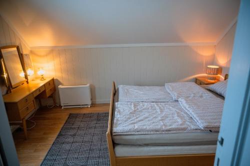 Katil atau katil-katil dalam bilik di Fredfullt hus ved Oksfjordvannet