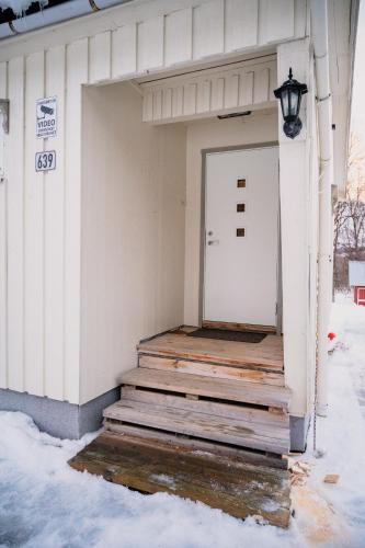 Fredfullt hus ved Oksfjordvannet semasa musim sejuk
