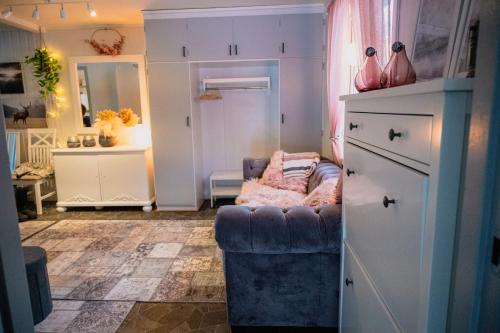 Ruang duduk di Fredfullt hus ved Oksfjordvannet