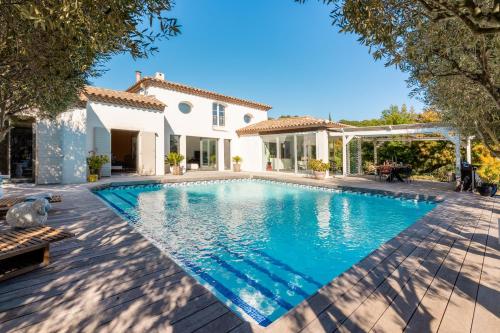 une piscine dans l'arrière-cour d'une maison dans l'établissement Villa Armonía piscine privée sur le golf Béziers, à Béziers