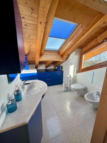 a bathroom with two sinks and two toilets at Mansarda da Nonna Berbelina in Belluno