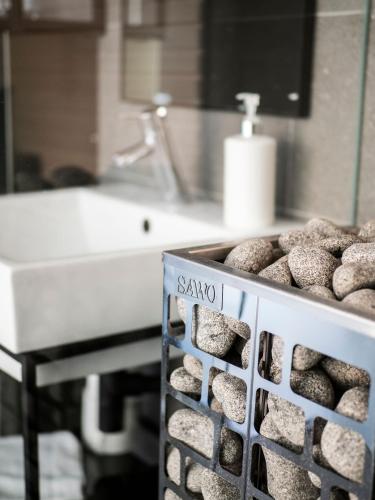 a basket of food in a kitchen next to a sink at Loft Hotel Rauma - huonekohtaisella ilmastoinnilla in Rauma