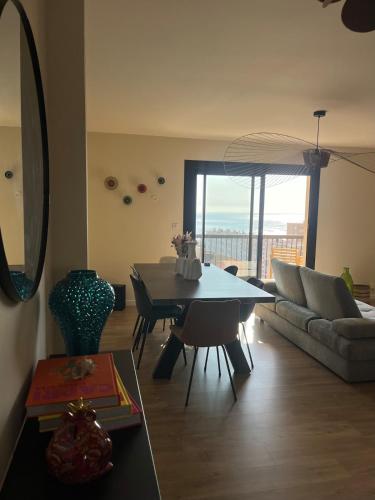 un salon avec une table et un canapé dans l'établissement Appartement Mare Vista, à Bastia