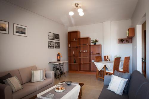 - un salon avec un canapé et une table dans l'établissement Port House, à Rhodes
