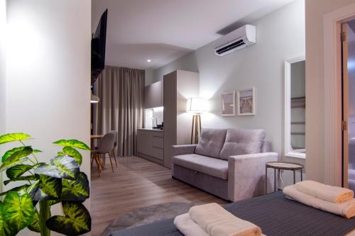 un soggiorno con un divano e un tavolo di VLC HOST - Reino a Valencia