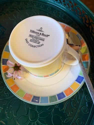 a cup of coffee on a plate with a spoon at B&B Villa la Canonica con piscina a Padernello in Farfengo