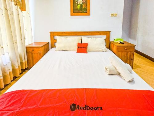 Ένα ή περισσότερα κρεβάτια σε δωμάτιο στο RedDoorz Syariah near Stadion Merdeka Jombang