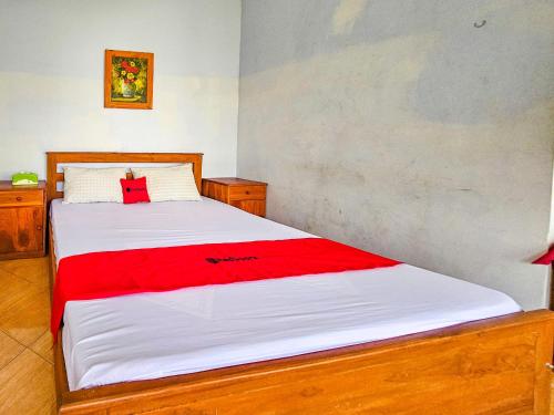 Ένα ή περισσότερα κρεβάτια σε δωμάτιο στο RedDoorz Syariah near Stadion Merdeka Jombang