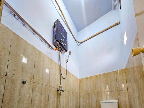 Ένα μπάνιο στο RedDoorz Syariah near Stadion Merdeka Jombang
