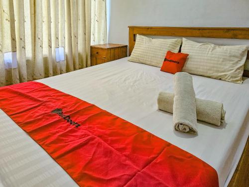 Ένα ή περισσότερα κρεβάτια σε δωμάτιο στο RedDoorz Syariah near Stadion Merdeka Jombang