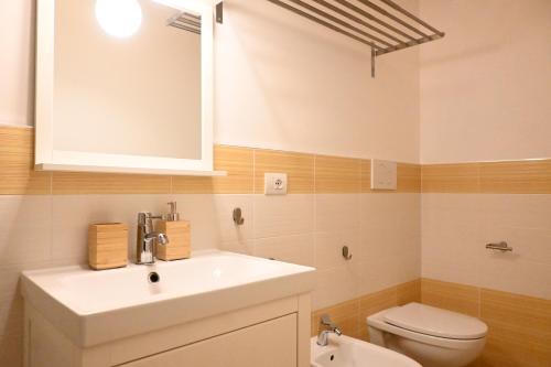 Et badeværelse på Villa Aurora - Osimo, nuova villa con piscina