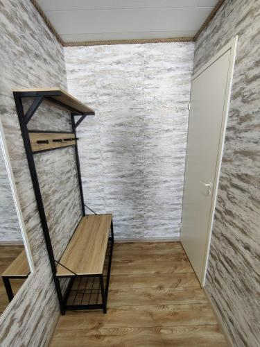 a room with a bench and a brick wall at Puhkemaja Peretuba in Obinitsa