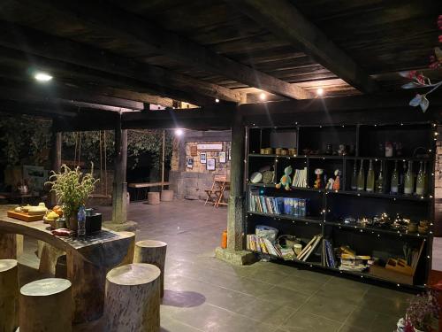 Mia SiにあるVieille Maison de Ma Léのテーブルと本棚のある部屋