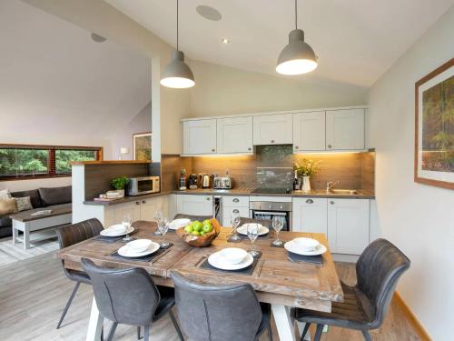 Dapur atau dapur kecil di Delamere Forest Cabins - Forest Holidays