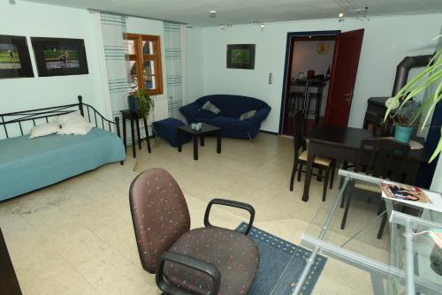 a living room with a couch and a table at Ferienwohnung am Wasserschloss in Schnabelwaid