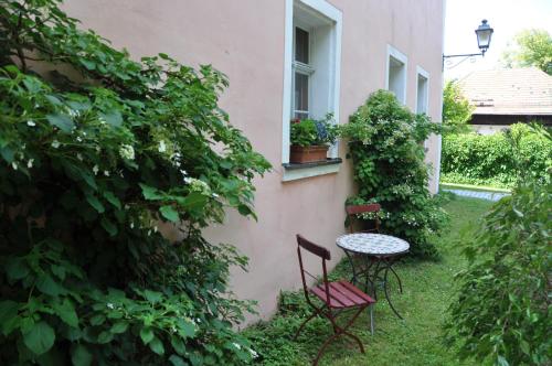 a table and chairs in a yard next to a building at Ferienwohnung am Wasserschloss in Schnabelwaid
