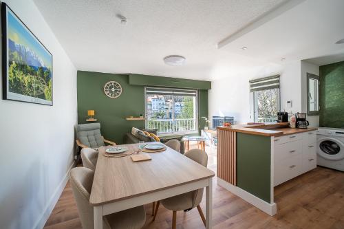 une cuisine et un salon avec une table et des chaises dans l'établissement Le Canigou - Vue montagne proche Perpignan, à Amélie-les-Bains-Palalda