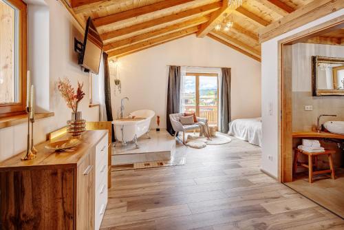 a large bathroom with a tub and a sink at Landhaus Trinis - Kleine Kaffee Tee Theke mit Kühlschrank - Parkplatz in Rottach-Egern