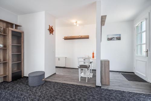 een woonkamer met een tafel en een stoel bij Fewo Rosenhof TW 112 in Kühlungsborn