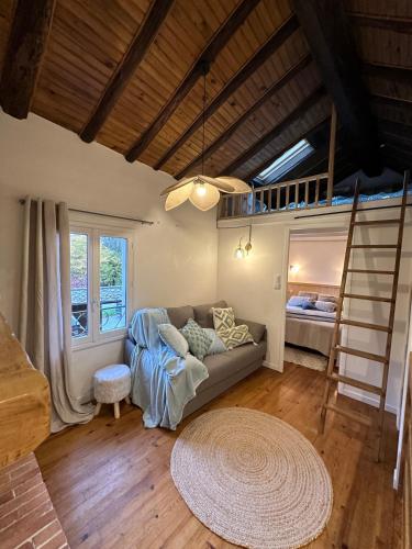 - un salon avec un canapé et des lits superposés dans l'établissement SOL I NEU Beautiful House 10 minutes from Puigcerdà, à Latour-de-Carol