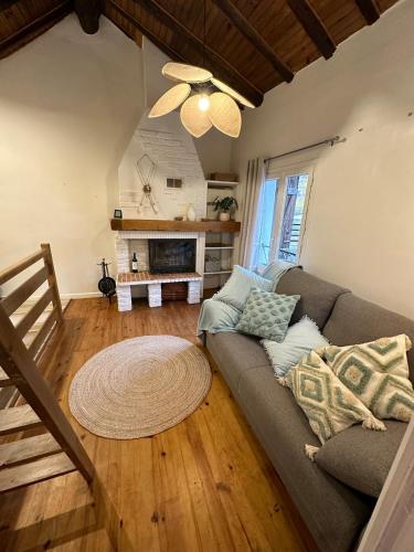 un salon avec un canapé et une cheminée dans l'établissement SOL I NEU Beautiful House 10 minutes from Puigcerdà, à Latour-de-Carol