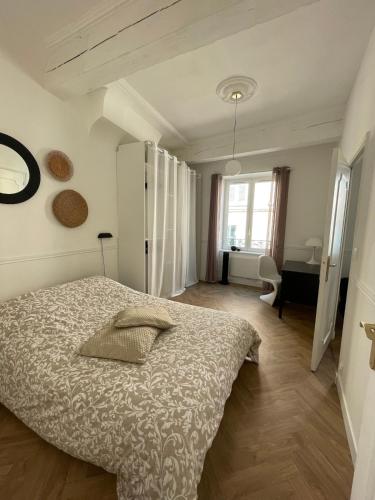 une chambre avec un lit et un bureau dans l'établissement Plein centre de vienne avec balcon, à Vienne