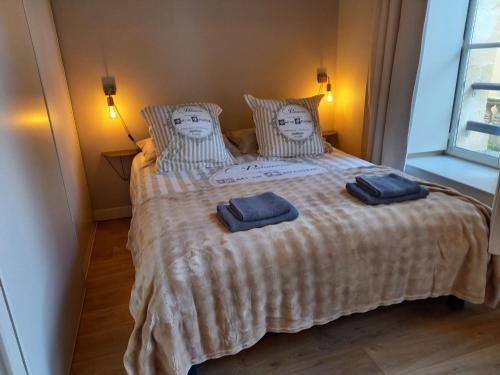 - une chambre avec un lit doté de 2 visages sur les oreillers dans l'établissement Appartement centre médiéval le Boudoir de Marie, à Sarlat-la-Canéda