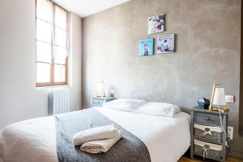 une chambre avec un lit blanc et une fenêtre dans l'établissement Appartement pour 2, Place Saint-Sauveur, à Caen