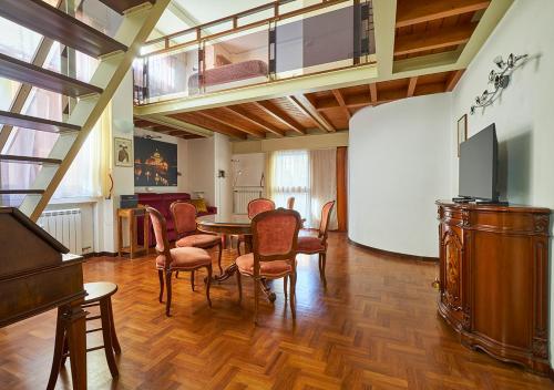 Crimson Guest House