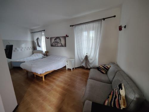 a living room with a bed and a couch at Casa del Conte in Arto Centonara