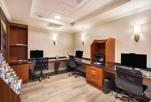 TV a/nebo společenská místnost v ubytování Staybridge Suites Chesapeake-Virginia Beach by IHG