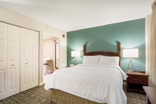 Postel nebo postele na pokoji v ubytování Staybridge Suites Chesapeake-Virginia Beach by IHG