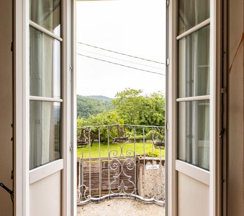 an open window with a view of a garden at Casa del Conte in Arto Centonara