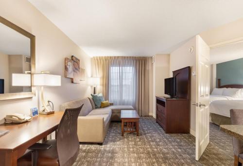 TV a/nebo společenská místnost v ubytování Staybridge Suites Chesapeake-Virginia Beach by IHG