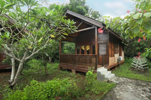 a small wooden cabin in the middle of a forest at Plengkung Lodge G-Land in Ringinpintu