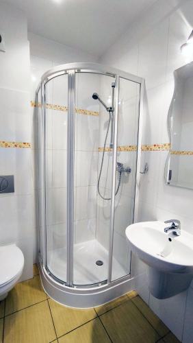 a bathroom with a shower and a sink at Jaś i Małgosia nad Jeziorem Wigry in Rosochaty Róg