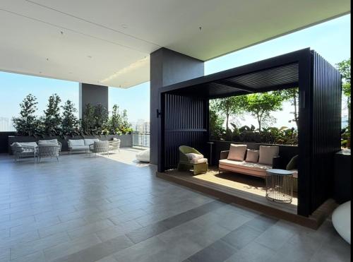 Un balcón o terraza en Iconic Regency by BNB4U